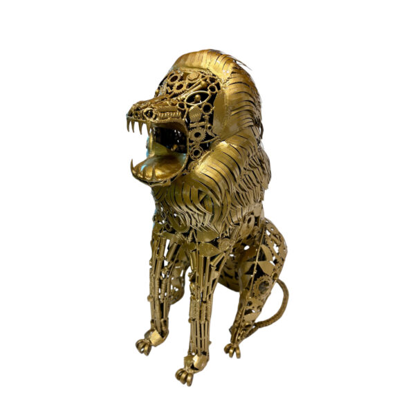 Illuminez votre espace avec notre sculpture lion en métal recyclé. Entièrement façonnée à la main, cette pièce unique met en avant le savoir-faire minutieux de nos artisans. Grâce à sa teinte dorée, elle suffit à elle seule à faire rayonner votre intérieur comme votre extérieur. Son design singulier apporte une touche d'authenticité et d'audace à votre décoration.  À retrouver à la boutique aux docks76, 1er étage à Rouen. Hauteur (approximative) : 102 cm  2 pièces disponibles 