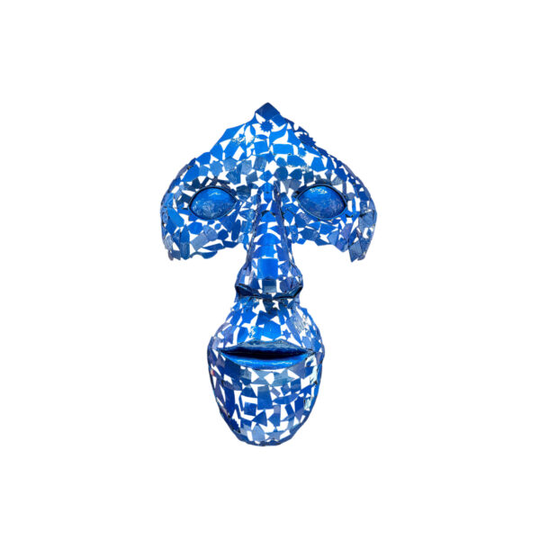 Faites de votre espace un lieu unique avec notre sculpture visage en métal recyclé. Cette pièce d'exception est entièrement façonnée à la main, son bleu Majorelle, couleur emblématique du Maroc, apporte lumière et éclat à votre décoration. En intérieur comme en extérieur, cette sculpture est idéale pour habiller une terrasse, une entrée ou toute autre pièce de vie. À retrouver à la boutique aux docks76, 1er étage à Rouen. Dimensions : 110 cm x 80 cm  Pièce unique : 1 pièce disponible 